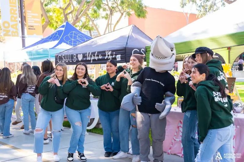 elbee posing with students