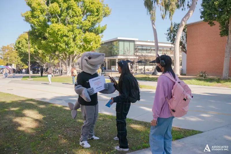 elbee interviewing students